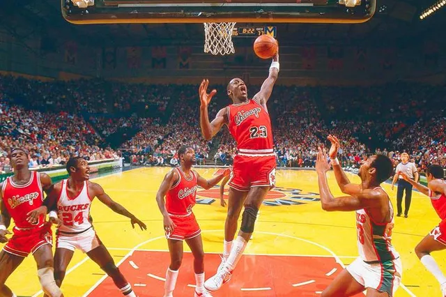 Đôi giày cũ của Michael Jordan được rao bán  - Ảnh 1.