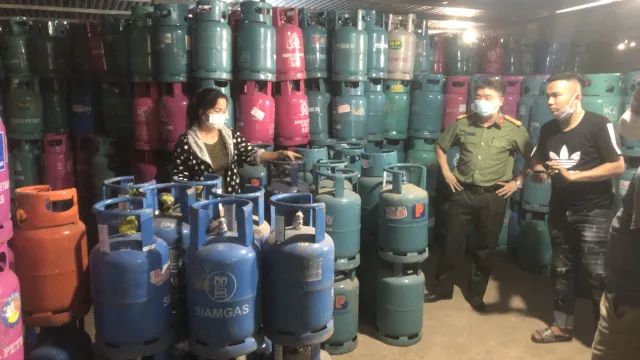 Hải Dương triệt phá cơ sở sang chiết gas giả quy mô lớn - Ảnh 1.