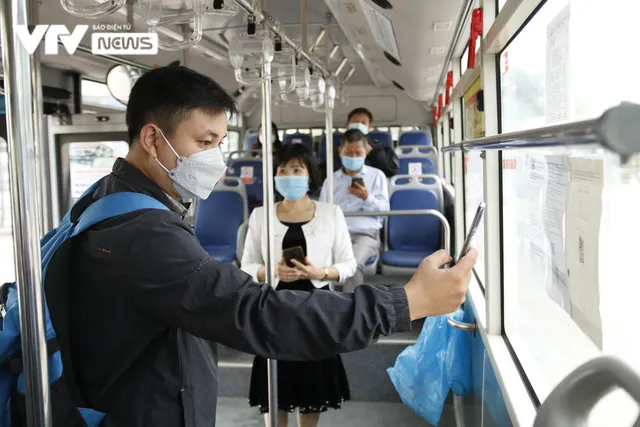 Ngày đầu xe bus hoạt động trở lại tại Hà Nội, tuân thủ nghiêm 5K - Ảnh 2. Ngày đầu xe bus hoạt động trở lại tại Hà Nội, tuân thủ nghiêm 5K - Ảnh 2.