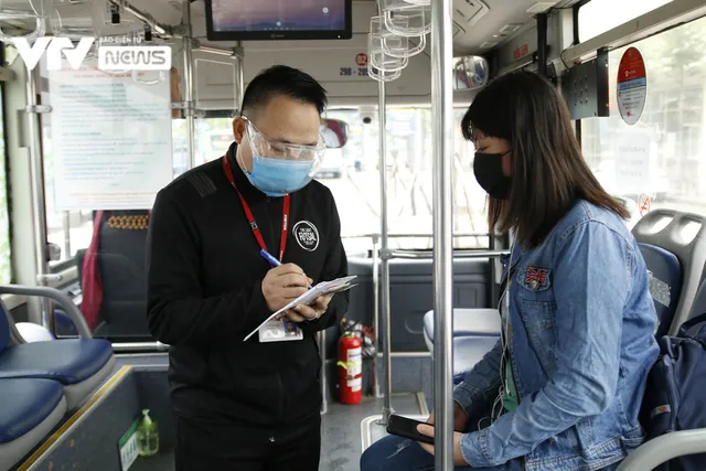 Ngày đầu xe bus hoạt động trở lại tại Hà Nội, tuân thủ nghiêm 5K - Ảnh 3. Ngày đầu xe bus hoạt động trở lại tại Hà Nội, tuân thủ nghiêm 5K - Ảnh 3.