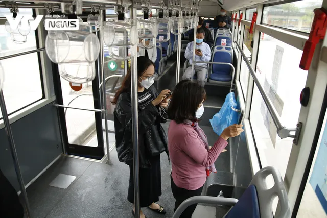 Ngày đầu xe bus hoạt động trở lại tại Hà Nội, tuân thủ nghiêm 5K - Ảnh 5. Ngày đầu xe bus hoạt động trở lại tại Hà Nội, tuân thủ nghiêm 5K - Ảnh 5.