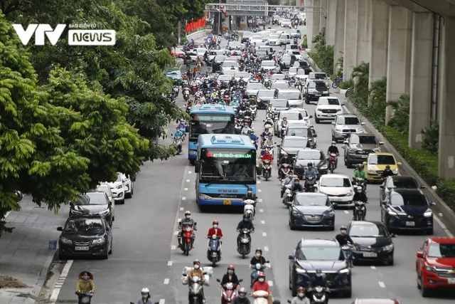 Ngày đầu xe bus hoạt động trở lại tại Hà Nội, tuân thủ nghiêm 5K - Ảnh 1. Ngày đầu xe bus hoạt động trở lại tại Hà Nội, tuân thủ nghiêm 5K - Ảnh 1.