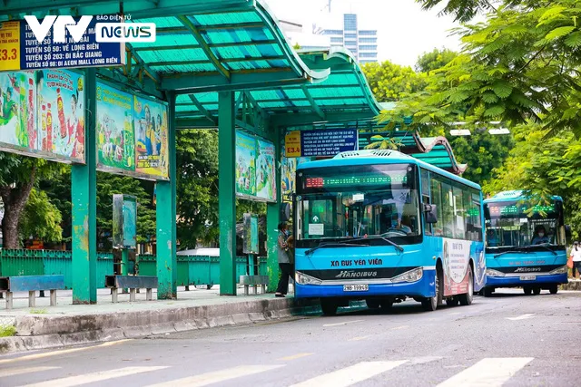 Xe bus Hà Nội háo hức lăn bánh sau nhiều tháng ngủ đông - Ảnh 1. Xe bus Hà Nội háo hức lăn bánh sau nhiều tháng ngủ đông - Ảnh 1.