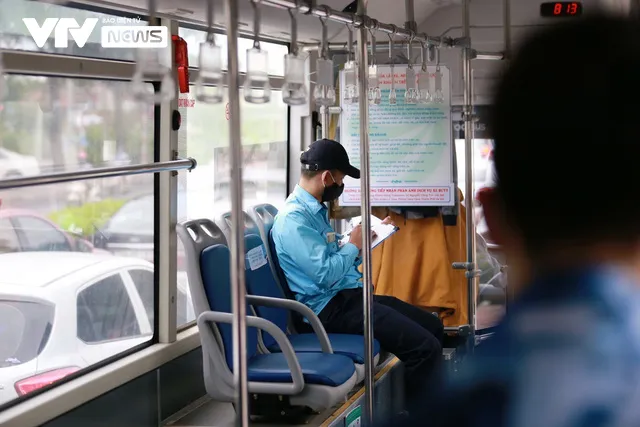 Xe bus Hà Nội háo hức lăn bánh sau nhiều tháng ngủ đông - Ảnh 2. Xe bus Hà Nội háo hức lăn bánh sau nhiều tháng ngủ đông - Ảnh 2.