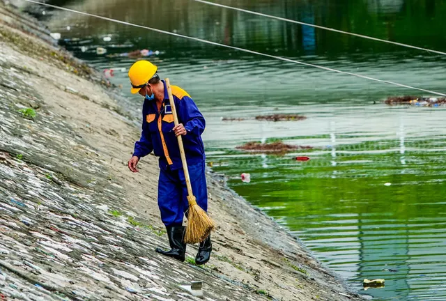 Sông Tô Lịch bất ngờ xanh, nhiều người dân vui mừng bắt hàng tạ cá - Ảnh 14.