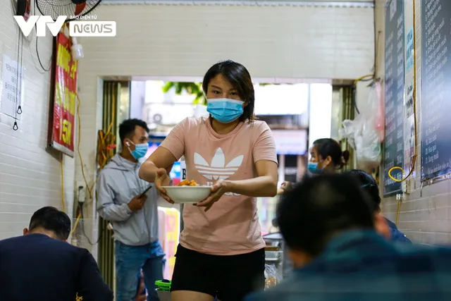 Người Hà Nội hồ hởi trở lại với thói quen cũ - Ảnh 3. Người Hà Nội hồ hởi trở lại với thói quen cũ - Ảnh 3.
