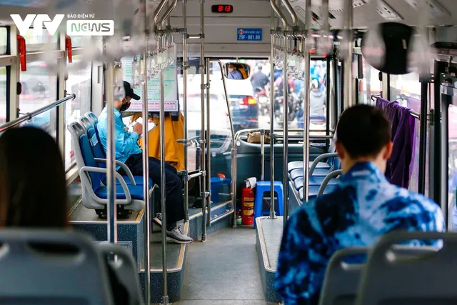 Xe bus Hà Nội háo hức lăn bánh sau nhiều tháng ngủ đông - Ảnh 3. Xe bus Hà Nội háo hức lăn bánh sau nhiều tháng ngủ đông - Ảnh 3.