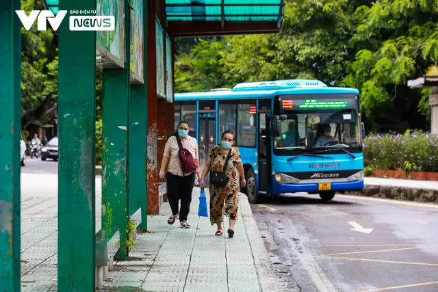 Xe bus Hà Nội háo hức lăn bánh sau nhiều tháng ngủ đông - Ảnh 4. Xe bus Hà Nội háo hức lăn bánh sau nhiều tháng ngủ đông - Ảnh 4.