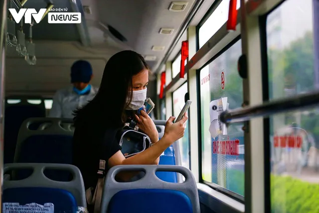 Xe bus Hà Nội háo hức lăn bánh sau nhiều tháng ngủ đông - Ảnh 5. Xe bus Hà Nội háo hức lăn bánh sau nhiều tháng ngủ đông - Ảnh 5.