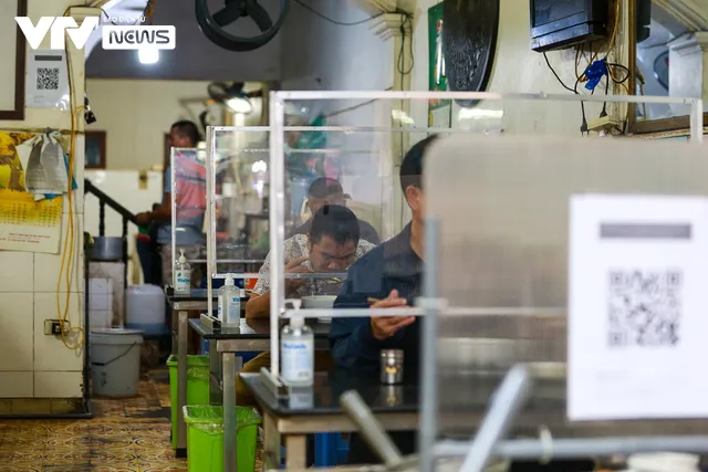 Người Hà Nội hồ hởi trở lại với thói quen cũ - Ảnh 8. Người Hà Nội hồ hởi trở lại với thói quen cũ - Ảnh 8.