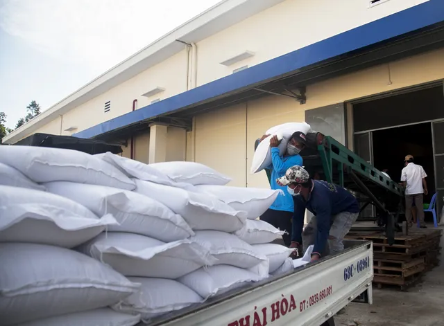 Nghị quyết 128 gỡ “nút thắt” thiếu lao động cho doanh nghiệp xuất khẩu gạo - Ảnh 1.