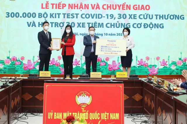 Hà Nội tiếp nhận và chuyển giao 300.000 kit test COVID-19, 60 xe cứu thương, xe tiêm chủng - Ảnh 1.