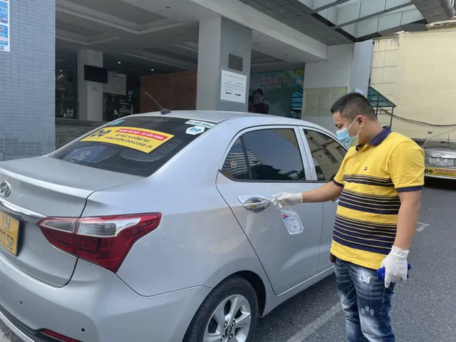 Đói khách, nhiều tài xế khóc vì không đủ bù tiền xăng, phí xét nghiệm - Ảnh 1. Đói khách, nhiều tài xế khóc vì không đủ bù tiền xăng, phí xét nghiệm - Ảnh 1.