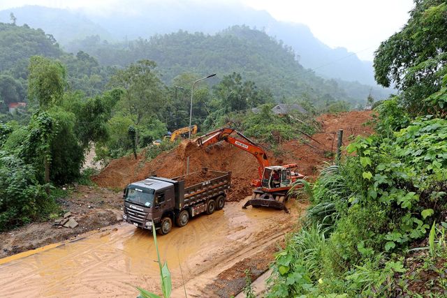 Mưa lớn gây sạt lở, tắc đường nhiều nơi - Ảnh 1.