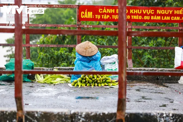 Người lao động mưu sinh trong giá rét đầu mùa - Ảnh 11. Người lao động mưu sinh trong giá rét đầu mùa - Ảnh 11.