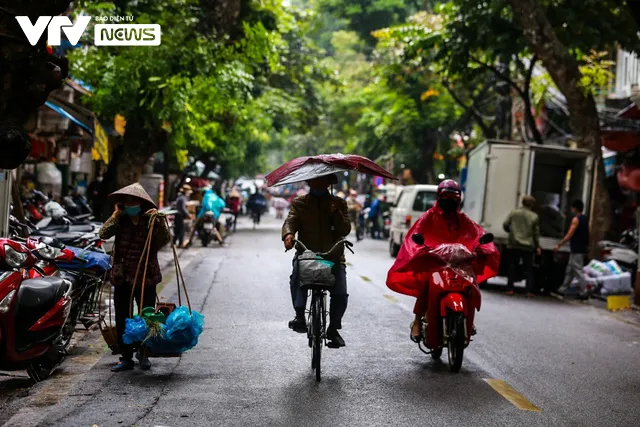 Người lao động mưu sinh trong giá rét đầu mùa - Ảnh 14. Người lao động mưu sinh trong giá rét đầu mùa - Ảnh 14.