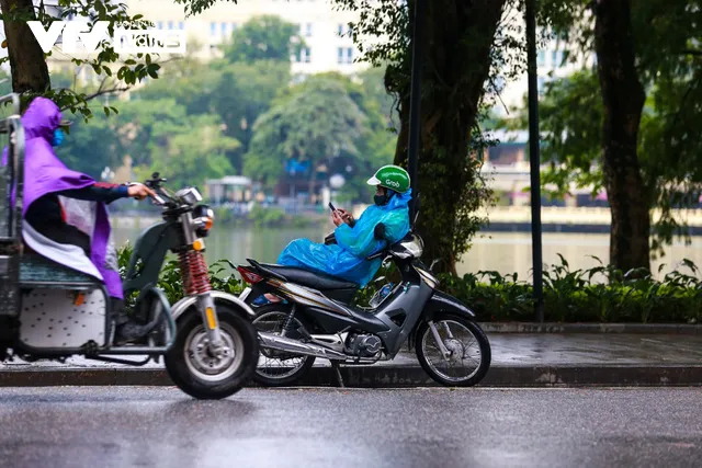 Người lao động mưu sinh trong giá rét đầu mùa - Ảnh 4. Người lao động mưu sinh trong giá rét đầu mùa - Ảnh 4.