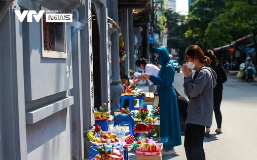 Giới trẻ Hà Nội tới chùa Hà vái vọng cầu duyên ngày 20/10 - Ảnh 1. Giới trẻ Hà Nội tới chùa Hà vái vọng cầu duyên ngày 20/10 - Ảnh 1.