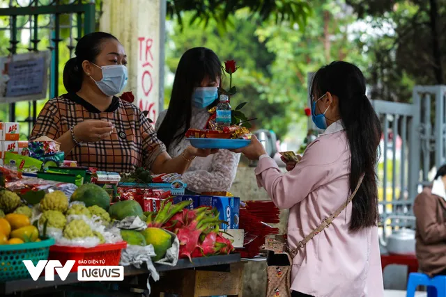 Giới trẻ Hà Nội tới chùa Hà vái vọng cầu duyên ngày 20/10 - Ảnh 6. Giới trẻ Hà Nội tới chùa Hà vái vọng cầu duyên ngày 20/10 - Ảnh 6.