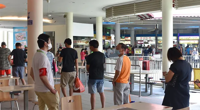 Số ca tử vong vì COVID-19/ngày cao kỷ lục, Singapore kéo dài lệnh giãn cách thêm 1 tháng - Ảnh 1. Số ca tử vong vì COVID-19/ngày cao kỷ lục, Singapore kéo dài lệnh giãn cách thêm 1 tháng - Ảnh 1.