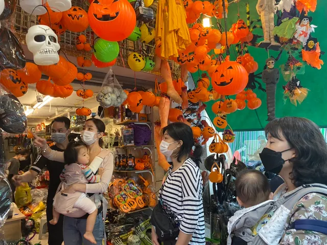 Phố Hàng Mã rón rén mở cửa mùa Halloween - Ảnh 1.