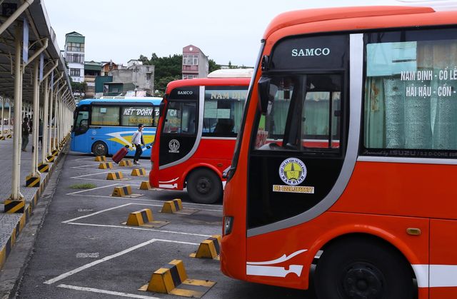 Hà Nội: Bến xe liên tỉnh vắng khách ngày đầu được hoạt động bình thường - Ảnh 2.