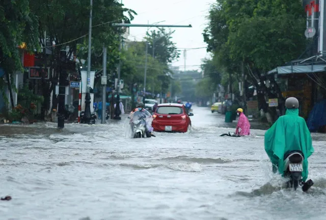 Mưa lũ gây chia cắt, ngập lụt nhiều nơi - Ảnh 1.