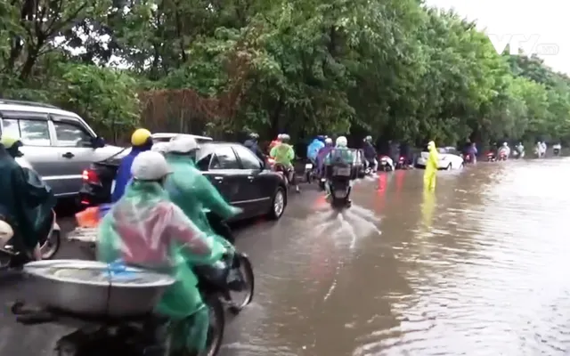 Hà Nội vẫn úng ngập do hệ thống thoát nước chưa hoàn chỉnh - Ảnh 1.