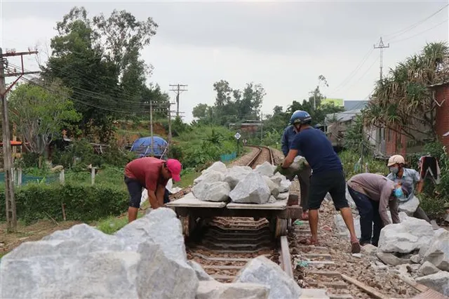 Các tỉnh miền Trung giải cứu người gặp nạn, khắc phục tuyến đường bị sạt lở do mưa lũ - Ảnh 7.