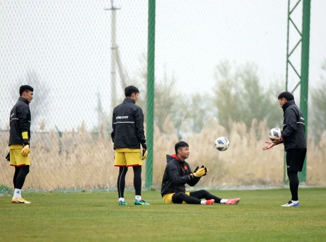 ĐT U23 Việt Nam miệt mài tập luyện trong giá lạnh, tập trung cao độ cho trận đấu với U23 Myanmar - Ảnh 3.