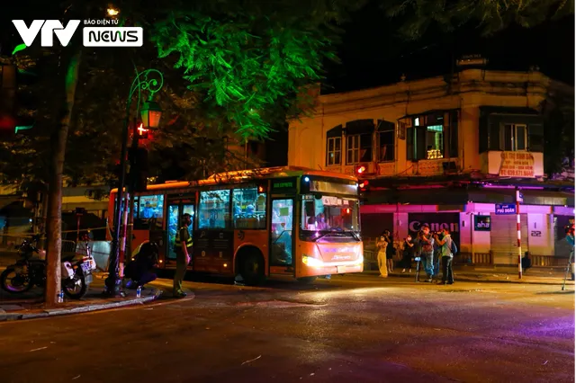 Quy trình nghiêm ngặt đưa người liên quan ổ dịch COVID-19 ở BV Hữu nghị Việt Đức đi cách ly tập trung - Ảnh 5. Quy trình nghiêm ngặt đưa người liên quan ổ dịch COVID-19 ở BV Hữu nghị Việt Đức đi cách ly tập trung - Ảnh 5.