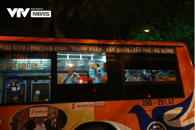Quy trình nghiêm ngặt đưa người liên quan ổ dịch COVID-19 ở BV Hữu nghị Việt Đức đi cách ly tập trung - Ảnh 9. Quy trình nghiêm ngặt đưa người liên quan ổ dịch COVID-19 ở BV Hữu nghị Việt Đức đi cách ly tập trung - Ảnh 9.