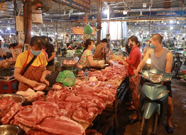 Từ người chăn nuôi đến mâm cơm gia đình, giá thịt lợn cao hơn ít nhất 3 lần - Ảnh 2.