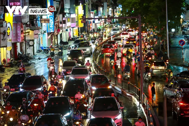 Hà Nội đông nghịt giờ tan tầm sau cơn mưa lớn - Ảnh 1. Hà Nội đông nghịt giờ tan tầm sau cơn mưa lớn - Ảnh 1.