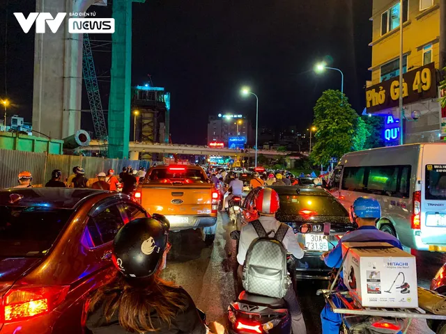 Hà Nội đông nghịt giờ tan tầm sau cơn mưa lớn - Ảnh 2. Hà Nội đông nghịt giờ tan tầm sau cơn mưa lớn - Ảnh 2.