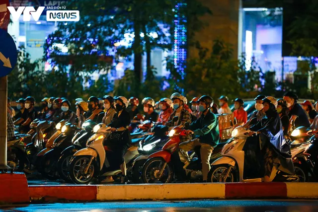 Hà Nội đông nghịt giờ tan tầm sau cơn mưa lớn - Ảnh 3. Hà Nội đông nghịt giờ tan tầm sau cơn mưa lớn - Ảnh 3.