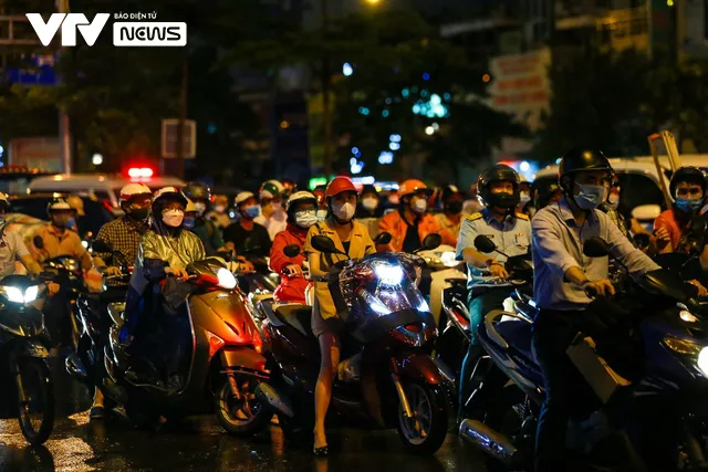 Hà Nội đông nghịt giờ tan tầm sau cơn mưa lớn - Ảnh 4. Hà Nội đông nghịt giờ tan tầm sau cơn mưa lớn - Ảnh 4.
