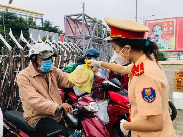 Đồng Nai: Công an dẫn đoàn, hỗ trợ đưa 20.000 công nhân về quê - Ảnh 1.