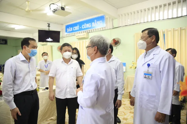 Trao tặng hệ thống xét nghiệm COVID-19 cho Bệnh viện Đa khoa Hóc Môn - Ảnh 1.