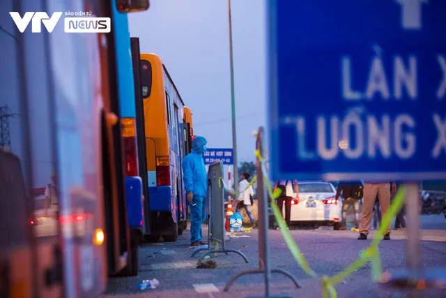 Xa xôi hành trình vượt ngàn cây số để về quê của những em nhỏ trên lưng mẹ - Ảnh 13. Xa xôi hành trình vượt ngàn cây số để về quê của những em nhỏ trên lưng mẹ - Ảnh 13.