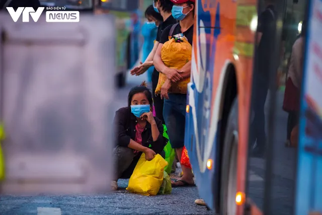 Xa xôi hành trình vượt ngàn cây số để về quê của những em nhỏ trên lưng mẹ - Ảnh 14. Xa xôi hành trình vượt ngàn cây số để về quê của những em nhỏ trên lưng mẹ - Ảnh 14.