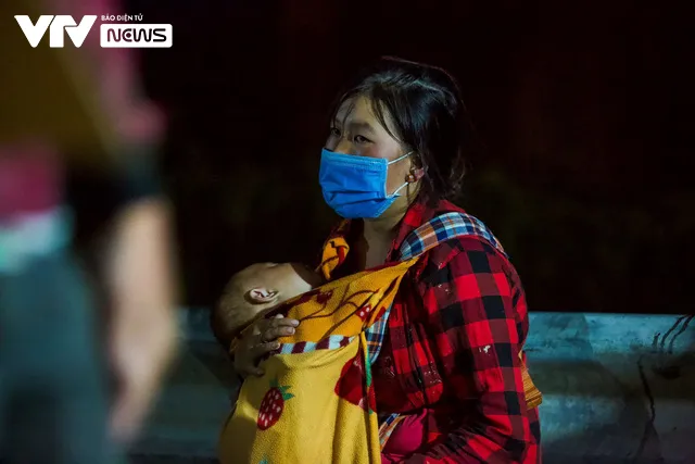 Xa xôi hành trình vượt ngàn cây số để về quê của những em nhỏ trên lưng mẹ - Ảnh 4. Xa xôi hành trình vượt ngàn cây số để về quê của những em nhỏ trên lưng mẹ - Ảnh 4.
