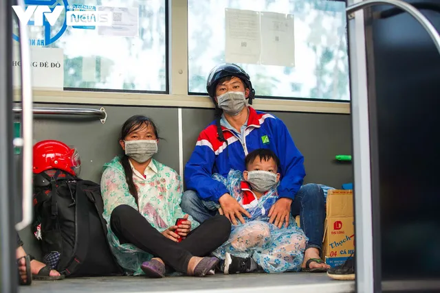 Xa xôi hành trình vượt ngàn cây số để về quê của những em nhỏ trên lưng mẹ - Ảnh 10. Xa xôi hành trình vượt ngàn cây số để về quê của những em nhỏ trên lưng mẹ - Ảnh 10.