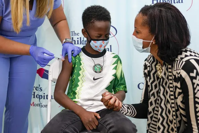 Gần 1 triệu trẻ tại Mỹ được tiêm vaccine COVID-19 trong tuần tiêm chủng đầu tiên - Ảnh 1. Gần 1 triệu trẻ tại Mỹ được tiêm vaccine COVID-19 trong tuần tiêm chủng đầu tiên - Ảnh 1.