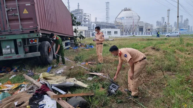 Bà Rịa – Vũng Tàu: Xe Container mất lái tông vào quán nước ven đường, 2 người thương vong - Ảnh 2. Bà Rịa – Vũng Tàu: Xe Container mất lái tông vào quán nước ven đường, 2 người thương vong - Ảnh 2.