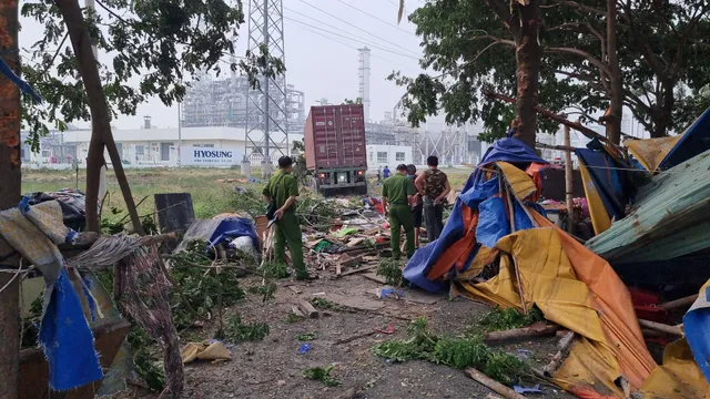 Bà Rịa – Vũng Tàu: Xe Container mất lái tông vào quán nước ven đường, 2 người thương vong - Ảnh 3. Bà Rịa – Vũng Tàu: Xe Container mất lái tông vào quán nước ven đường, 2 người thương vong - Ảnh 3.