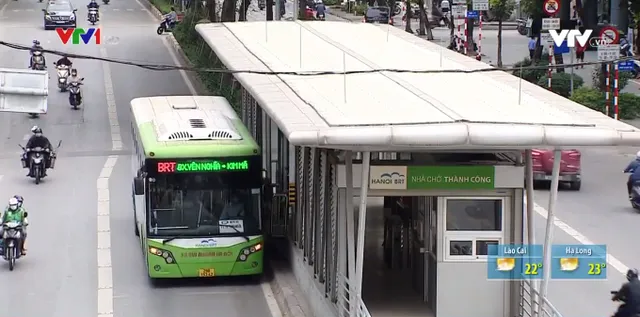 Thiếu xe bus phục vụ giờ cao điểm - Ảnh 1.