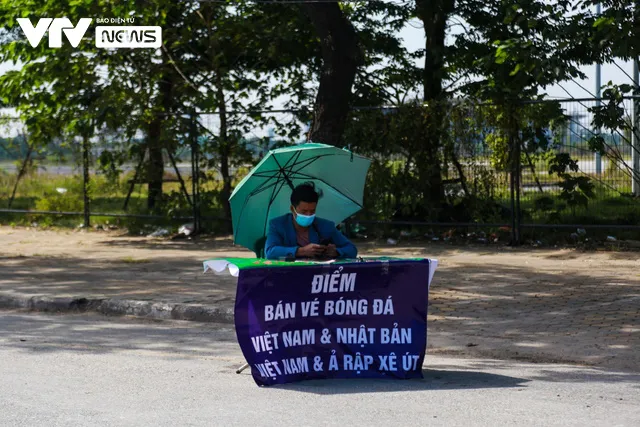 Giảm giá kịch sàn, dân phe vé Mỹ Đình vẫn ế khách ngay trước trận của ĐT Việt Nam - Ảnh 1. Giảm giá kịch sàn, dân phe vé Mỹ Đình vẫn ế khách ngay trước trận của ĐT Việt Nam - Ảnh 1.