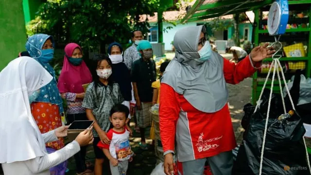 Độc đáo: thư viện đổi rác để mượn sách tại Indonesia - Ảnh 2. Độc đáo: thư viện đổi rác để mượn sách tại Indonesia - Ảnh 2.