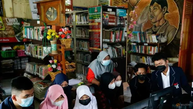 Độc đáo: thư viện đổi rác để mượn sách tại Indonesia - Ảnh 3. Độc đáo: thư viện đổi rác để mượn sách tại Indonesia - Ảnh 3.